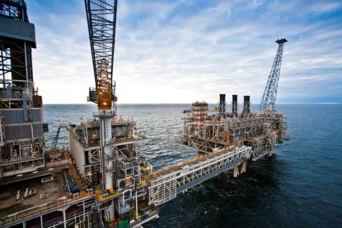 Índia reforça investimento no gás em Moçambique com 180 milhões de dólares A estatal indiana ONGC Videsh Ltd (OVL) aprovou um novo investimento de 180 milhões de dólares no projecto de gás natural liquefeito (LNG) em Moçambique, sinalizando a retomada das operações na Área Offshore 1 da bacia do Rovuma, na província de Cabo Delgado. O financiamento reforça o compromisso da Índia com a exploração energética no país, após a suspensão das actividades em Abril de 2021 devido a ataques insurgentes. Segundo fontes da empresa, há expectativas de que a revogação do regime de força maior ocorra em breve, permitindo a retoma das operações. O montante agora aprovado será canalizado para a Beas Rovuma Energy Mozambique Limited (BREML), subsidiária da OVL, onde a estatal indiana detém 60% de participação, enquanto os restantes 40% pertencem à Oil India Limited (OIL). Fora do investimento directo, a OVL também aprovou um empréstimo sénior de 379,3 milhões de dólares, a ser concedido pela subsidiária OVL Overseas IFSC Ltd (OOIL) à Moz LNG1 Financing Company Ltd (MozLNG1), entidade que apoia o financiamento do consórcio do projecto. A operação contará ainda com garantias financeiras prestadas pela OVL. A Área 1 do Rovuma cobre uma extensão de aproximadamente 2,6 milhões de acres e abriga reservas de gás estimadas em 75 biliões de pés cúbicos. A importância do projecto para a Índia reside tanto na abundância de recursos como na proximidade geográfica, que facilita a exportação de LNG para abastecer o mercado indiano. A estrutura accionista do projecto reflecte uma presença significativa da Índia, que controla 30% do consórcio através das seguintes participações: ONGC Videsh – 10% directos + 6% indirectos via BREML BPRL Ventures Mozambique BV (subsidiária da Bharat Petro Resources Ltd – BPCL) – 10% Oil India Limited (OIL) – 4% O projecto é liderado pela TotalEnergies, que detém 26,5% da participação, enquanto outros accionistas incluem a Empresa Nacional de Hidrocarbonetos (ENH, 15%), a Mitsui E&P Mozambique Area 1 Ltd. (20%) e a PTTEP Mozambique Area 1 Ltd. (8,5%), ligada à estatal tailandesa de energia. Com este novo financiamento, o projecto da Área 1 avança para a sua retoma, reafirmando Moçambique como um actor estratégico no sector energético global.